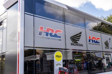 Winchester, UK- 5 Ekim 2024: Yüksek teknolojili Honda binası yarışma pisti yakınlarındaki son teknoloji motokros viteslerini barındırırken HRC logolarını sergiliyor.
