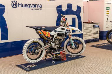 Winchester, UK- 5 Ekim 2024: Husqvarna Fabrika Yarış düzeneği beyaz motorsikletle yarışa hazır.
