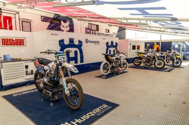 Winchester, UK- 5 Ekim 2024: Husqvarna pit alanındaki Pro motokros makinesi.
