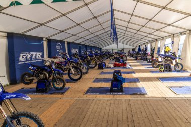 Winchester, UK- 5 Ekim 2024: Yamaha yarış çadırı GYTR logoları ve ahşap döşemelerle dolu.