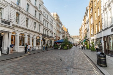 Londra, UK- 19 Eylül 2024: Londra 'daki büyüleyici yaya sokağı dükkanlar, kafeler ve meşgul insanlarla dolu.