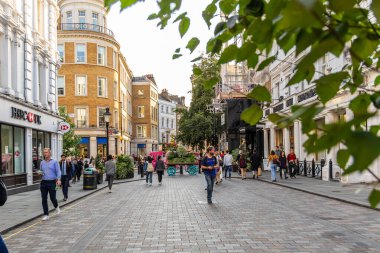 Londra, UK- 19 Eylül 2024: Londra 'nın Covent Garden Alışveriş ve Yemek Bölgesi' ndeki Pedestrian Caddesi.