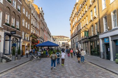 Londra, UK- 19 Eylül 2024: Londra 'nın Covent Garden' ındaki Cobblestone Sokağı 'nda Tarihi Mimarlık ve Dükkanlar