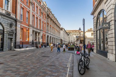 Londra, UK- 19 Eylül 2024: Covent Garden Life: Cobblestone Yolu ve Vibrant mağazaları boyunca gezinme.