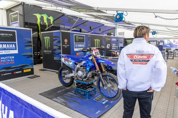 Winchester, UK- 5 Ekim 2024 Yamaha garajında yarış makineleri ve grev markaları ile profesyonel motokros kurulumu.