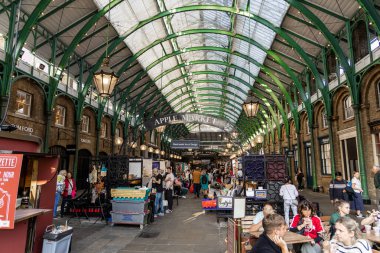 Londra, UK- 19 Eylül 2024: Londra 'daki Covent Garden Apple Market Alışveriş, Kafeler ve Tarihi Yeşil Demir Mimarisi Altında Eşsiz Dükkanlar.