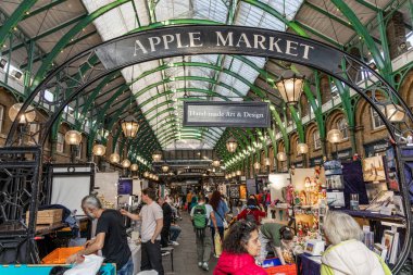 Londra, UK- 19 Eylül 2024: Londra 'daki Covent Garden Apple Market Alışveriş, Kafeler ve Tarihi Yeşil Demir Mimarisi Altında Eşsiz Dükkanlar.