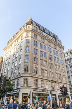 Londra, UK- 19 Eylül 2024: Long Acre 'deki Manfield Evi: Covent Garden' daki Taş Suratlı Köşe Binası.