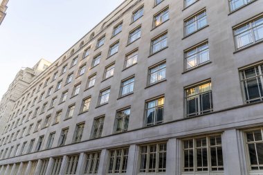 Londra, UK- 19 Eylül 2024: Taş Suratlı Ofis Binası Uzun Akre boyunca tekrarlanan Windows, Covent Garden.