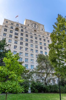 Londra, UK- 19 Eylül 2024: Victoria Embank ve Massive Clock Face 'e Bakan Tarihi Shell Mex Evi.
