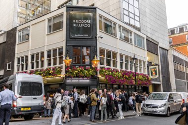 Londra, UK- 19 Eylül 2024: İşten Sonra Charing Cross yakınlarındaki Theodore Bullfrog 'da Çiçek Adorned Pub.