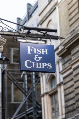 Yerel hazır yemek dükkanında balık ve patates kızartması tabelasını kapatın..