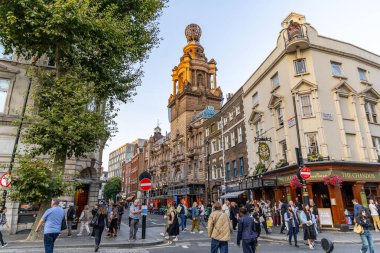 Londra, UK- 19 Eylül 2024: Londra Kolezyum Kulesi St. Martins Lane 'de Chandos barı ve West End' deki kalabalık.