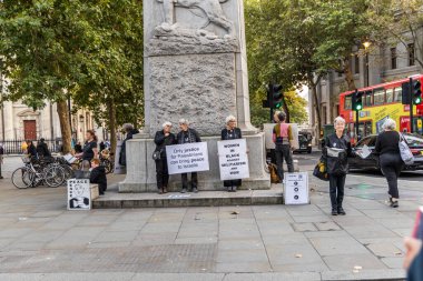 Londra, UK- 19 Eylül 2024: Aktivistler Whitehall 'daki savaş anıtında adalet ve barış için tabelalar taşıyorlar.