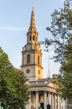 Londra, UK- 19 Eylül 2024: St. Martin in the Fields Kilisesi Trafalgar Meydanı yakınlarındaki yüksek kuleli Londra.