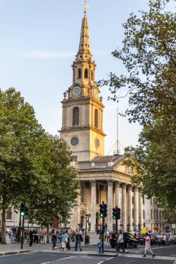 Londra, UK- 19 Eylül 2024: St. Martin 'in zarif sütunlardaki tarihi kulesi ve zamansız mimarisi.