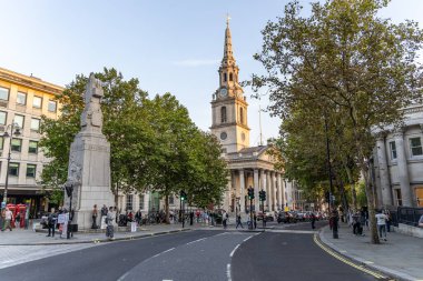 Londra, UK- 19 Eylül 2024: Trafalgar Meydanı 'ndaki Fields kilisesinde Whitehall London boyunca uzanan savaş anıtıyla.