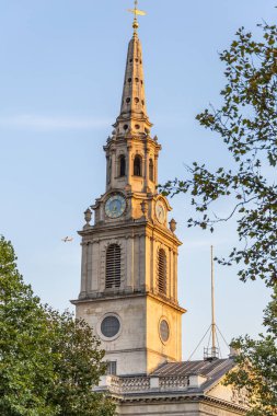 Londra, UK- 19 Eylül 2024: St. Martin in the Fields Kilisesi Trafalgar Meydanı yakınlarındaki yüksek kuleli Londra.