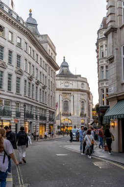 Londra, UK- 19 Eylül 2024: Regent Caddesi Piccadilly Sirki yakınları Büyük Kubbeli binalar ve akşam yürüyüşü.
