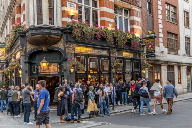 Londra, UK- 19 Eylül 2024: Piccadilly Sirki yakınlarındaki Leicester Arms 'da klasik bar havası.