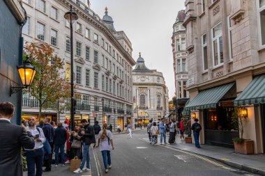 Londra, UK- 19 Eylül 2024: Piccadilly Circus yakınlarındaki Regent Caddesi ikonik eğimli cepheler ve akşam kalabalığı.