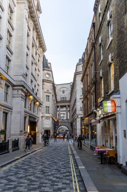 Londra, UK- 19 Eylül 2024: Charing Cross simetrik mimarisi ve modern beslenme alanları yakınlarındaki zarif geçit.