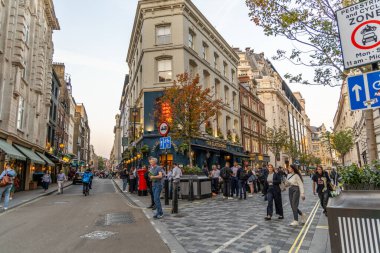 Londra, UK- 19 Eylül 2024: Londons West End 'deki tarihi köşe binası kalabalığı akşam içkileri için toplandı.
