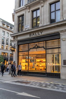 Londra, UK- 19 Eylül 2024: Ballystone cephesinde yüksek moda ve Glasshouse Caddesi 'nde küratörlük seçimi.