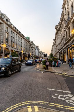 Londra, UK- 19 Eylül 2024: Batı Londra 'daki Regent Sokağı' ndaki lüks mağazalar.