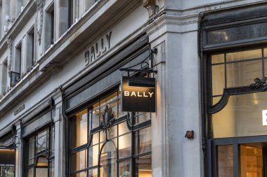 Londra, UK- 19 Eylül 2024: Regent Caddesi yakınlarındaki Glasshouse Caddesi 'ndeki Bally mağazası.