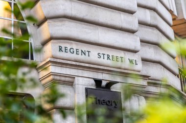 Londra, UK- 19 Eylül 2024: Regent Street W1 tabelası Londra 'nın batı ucundaki Theory mağazasının yanındaki eğri taşlı cephe üzerinde.