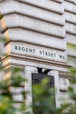 Londra, UK- 19 Eylül 2024: Iconic Regent Street W1 tabelası Londra şehir merkezindeki büyük mimariyi vurguluyor.