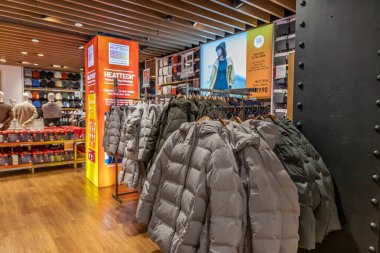 Londra, UK- 19 Eylül 2024: Regent Caddesi yakınlarındaki Uniqlo mağazası kışlık kirpi ceketleri ve Heattech sergisi.