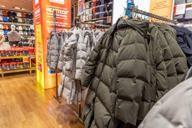 Londra, UK- 19 Eylül 2024: Kiralık mankenler ve parlak Heattech tabelasıyla kapalı perakende satış sahnesi.