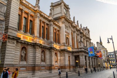 Londra, UK- 19 Eylül 2024: Piccadilly Kraliyet Akademisi akşam ışığında Piccadilly ön cephe heykelleri ve RA afişleri.