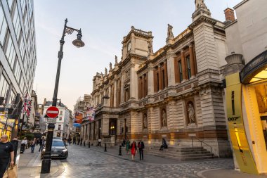 Londra, UK- 19 Eylül 2024: Savile Row 'da karmaşık taş oymaları ve hareketli Londra sokak manzaralı tarihi bina.