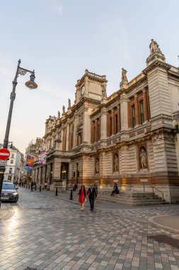 Londra, UK- 19 Eylül 2024: Londra 'daki Savile Row' da süslü detaylar ve yoğun bir şehir atmosferi içeren zarif bir cephe.