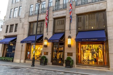 Londra, UK- 19 Eylül 2024: Ralph Lauren donanma tenteleri ve taş cepheleriyle New Bond Caddesi Londra 'da.