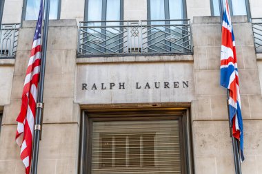 Londra, UK- 19 Eylül 2024: Ralph Lauren 'in taş sütunlarının büyük girişi ve Londra' nın merkezinde sofistike stil.