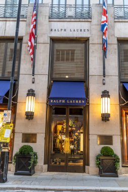 Londra, UK- 19 Eylül 2024: Ralph Lauren 'in taş sütunlarının büyük girişi ve Londra' nın merkezinde sofistike stil.