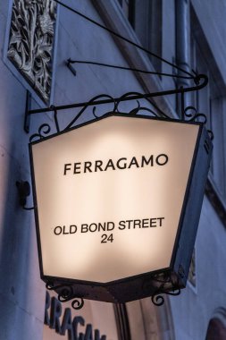Londra, UK- 19 Eylül 2024: Salvatore Ferragamo Londra butik simge sergisi.