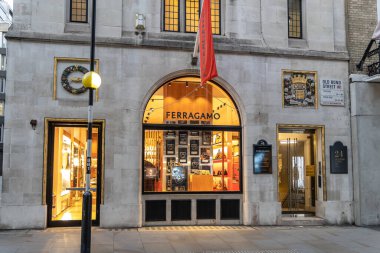 Londra, UK- 19 Eylül 2024: Londra, UK- 19 Eylül 2024: Mayfair taş kemer girişinde lüks Ferragamo mağazası ve rafine tasarım.