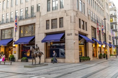 Londra, UK- 19 Eylül 2024: Ralph Lauren at heykeli mavi tenteleri ve taş cepheleriyle New Bond Street W1 'de.