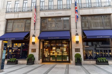 Londra, UK- 19 Eylül 2024: Mayfair zarif vitrininde Grand Ralph Lauren butik binası ve İngiliz bayrakları.