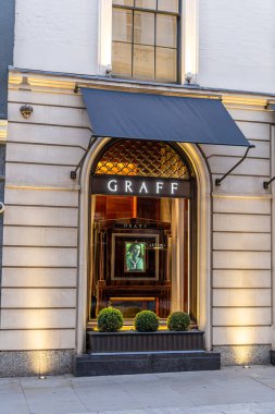 Londra, UK- 19 Eylül 2024: New Bond Caddesi 'ndeki zarif kemerli pencere ve Mayfair' deki siyah tente.