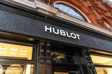 Londra, UK- 19 Eylül 2024: Bond Caddesi 'ndeki Hublot mağazası Siyah desenli cephe ve kırmızı tuğlalı mimari.