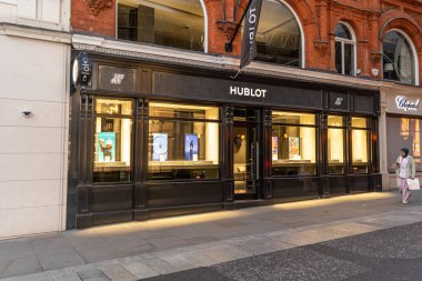 Londra, UK- 19 Eylül 2024: Mayfair şık siyah tasarımlı Modern Hublot butiği klasik kemerli pencerelerle buluşuyor.