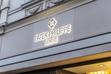 Londra, UK- 19 Eylül 2024: Rafined Patek Philippe dış görünüş Mayfair bölgesi yakınlarındaki premium saat gösterimi.