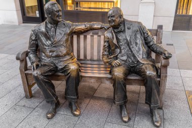 Londra, UK- 19 Eylül 2024: Bond Caddesi 'ndeki Müttefik heykelleri Churchill ve Roosevelt bir bankta yan yana oturdular.