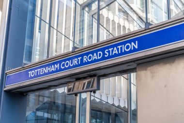 Londra, UK- 19 Eylül 2024 Tottenham Court Yolu yeraltı istasyon girişi. Londra 'da akşam veya gece. Binanın önünde tesadüfen insanlar var. Elizabeth, Orta ve Kuzey Hatları